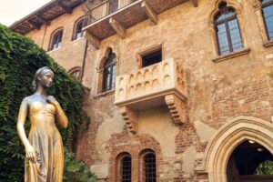 Bronze,Statue,Of,Juliet,And,Balcony,By,Juliet,House,,Verona,